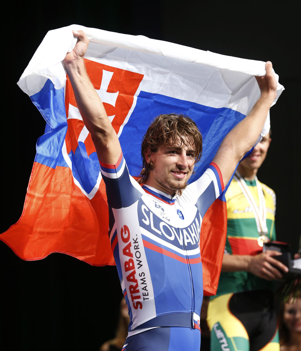 Peter Sagan sa počas dekorovania víťazov...