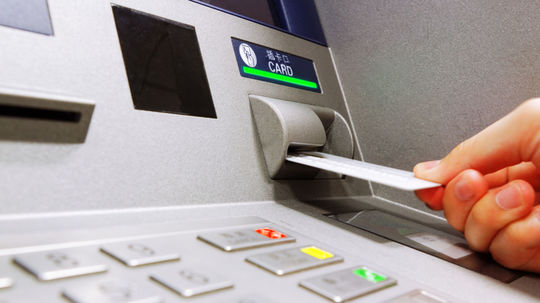 Polícia vyšetruje poškodenie bankomatu v Oslanoch, zaisťuje stopy