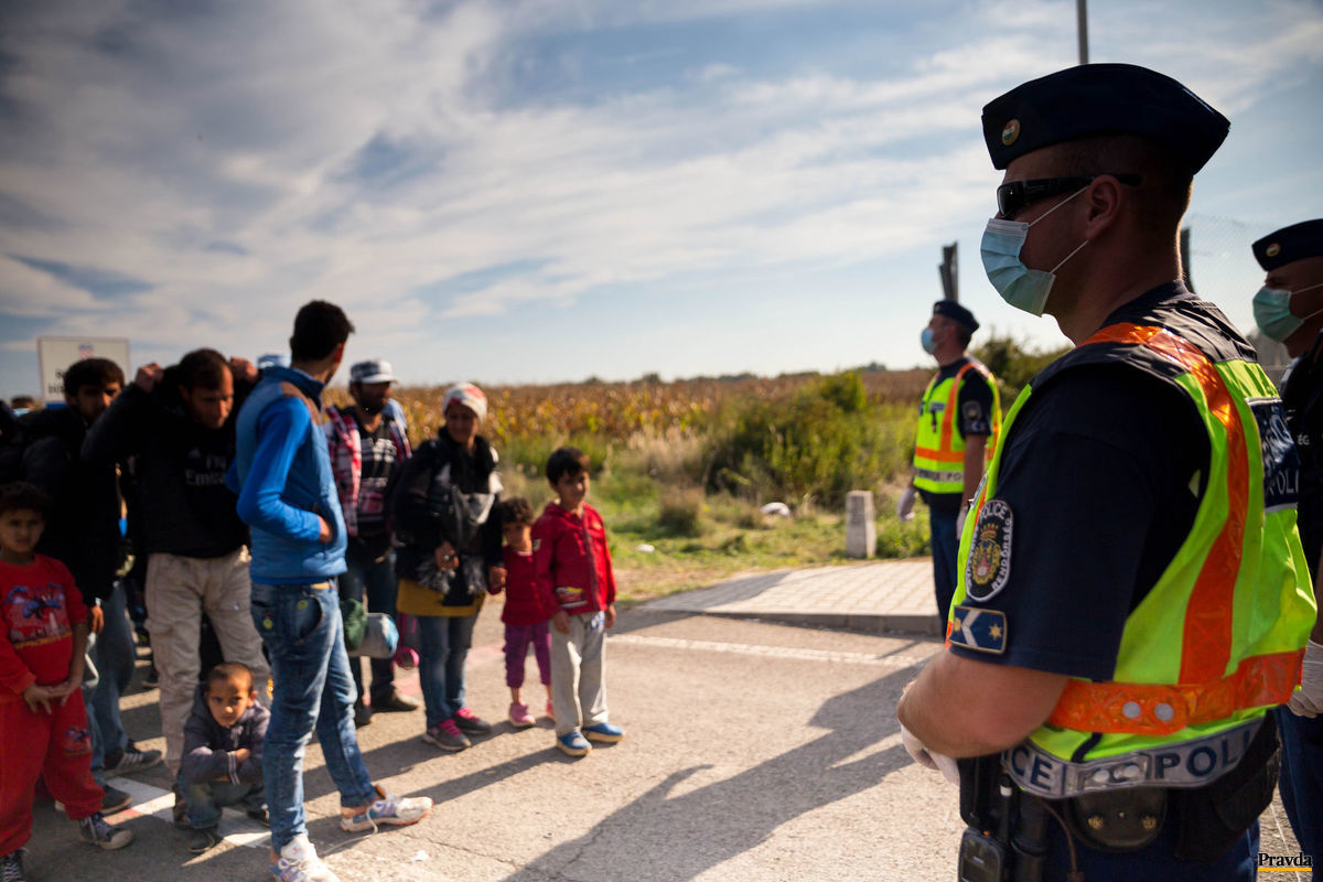Migranti sa presúvajú pešo z jedného autobusu v...