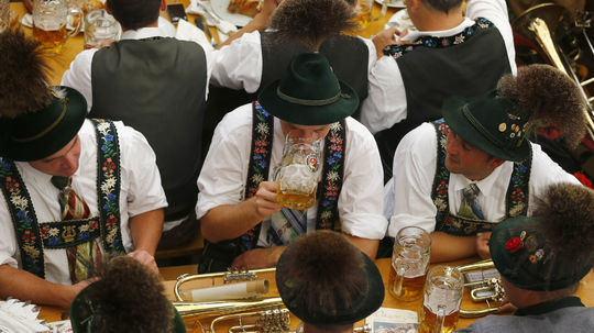 Hudobníci si vychutnávajú pivo po odohranom...