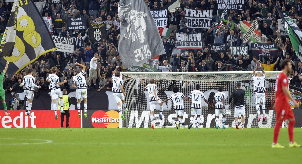 Futbalisti Juventusu Turín oslavujú víťazstvo...