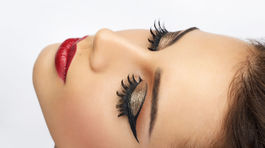 Peeling potrebujú aj vlasy a obočie, nielen pleť! 