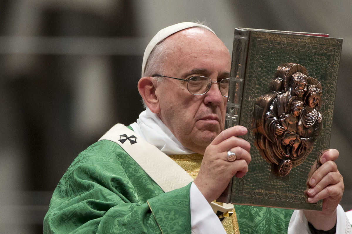 Pápež František počas otvorenia synody o...