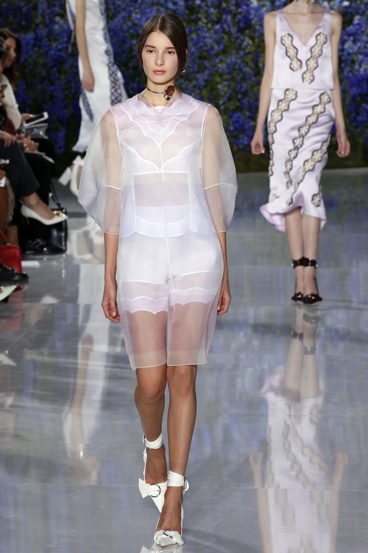 Modelka v kreácii Dior - Paríž - jar a leto 2016.