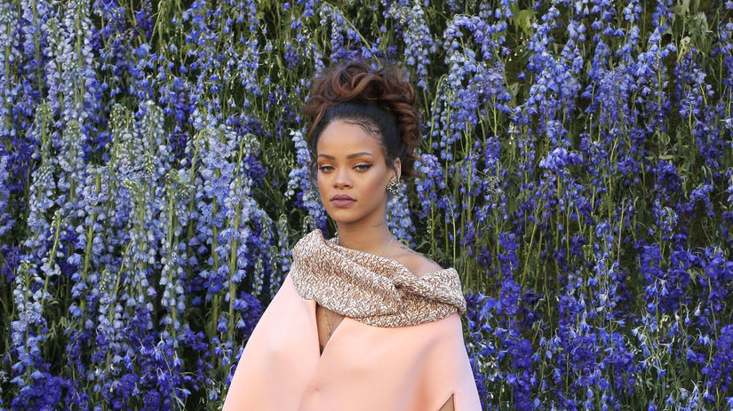 Speváčka Rihanna pózuje v kreácii Dior Couture.
