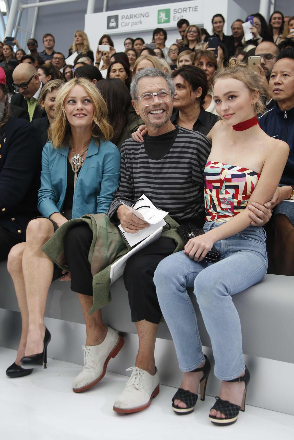 Speváčka Vanessa Paradis (vľavo) prišla na...