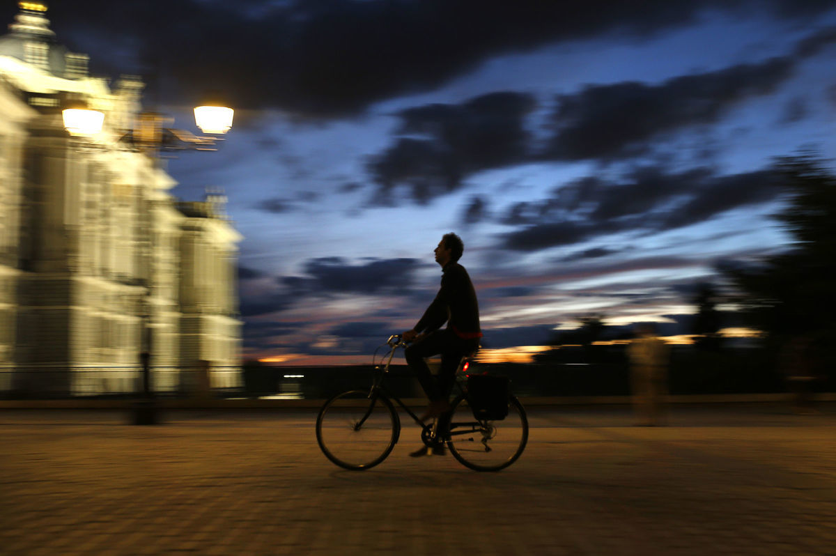 Španielskom bicykel, cyklista, večer, noc, stmievanie, budova, pouličná lampa,