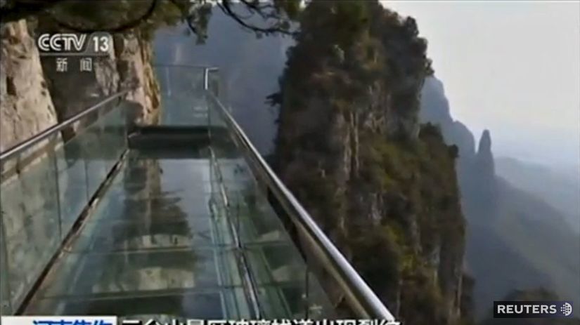 Čína, sklenený most, praskliny, popraskaný,