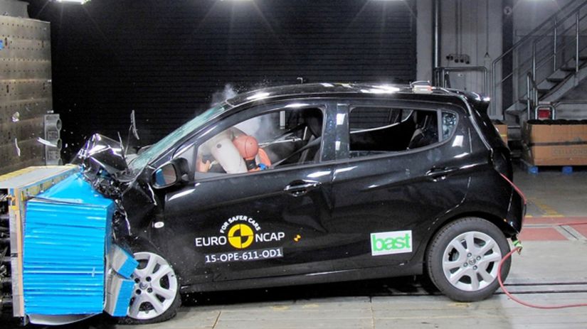 Opel Karl nedokázal zabrániť kontaktu hlavy...