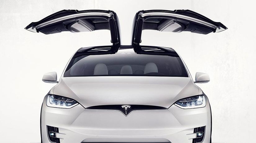 Najmenej míňa na reklamu americká Tesla. Len...