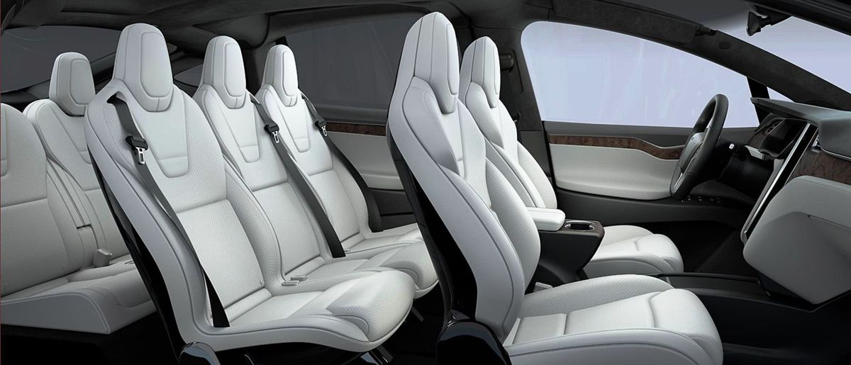 Model X dostal do vienka tri rady sedadiel....
