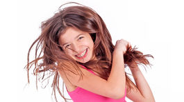 Týchto šesť zlozvykov zruinuje vaše vlasy