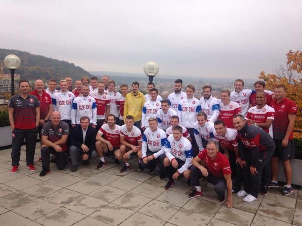 Marián Čišovský (v žltom) s českými futbalistami.