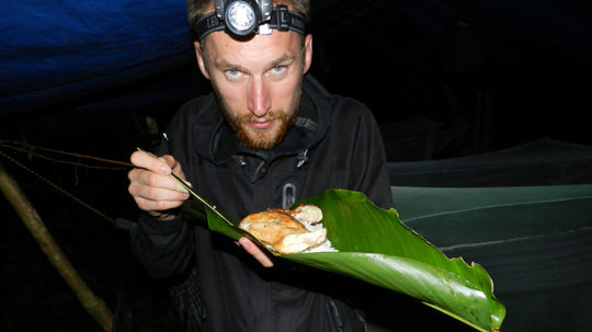 Stolovanie na prírodno.