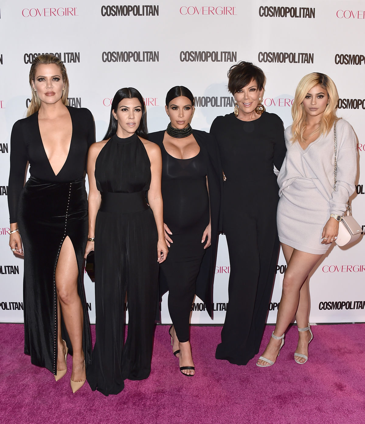Zľava: Khloe Kardashian, Kourtney Kardashian,...