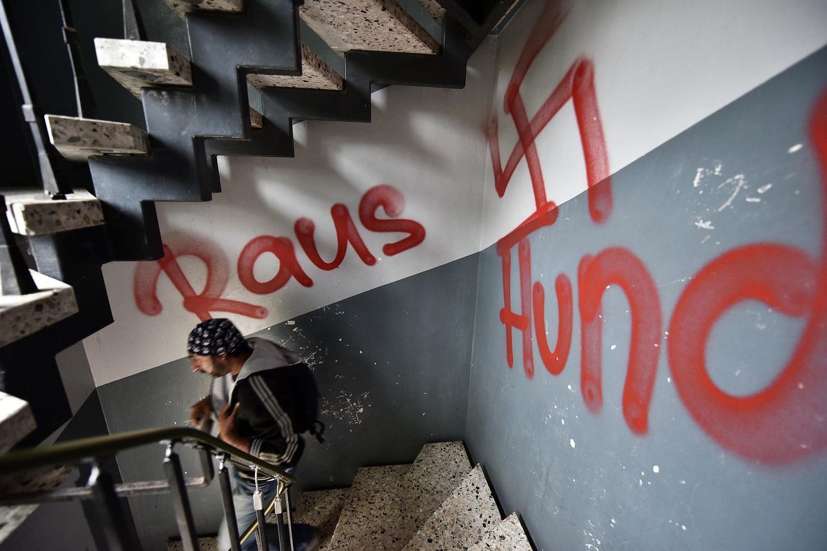 Vandali grafitmi poničili aj interiér ubytovne.