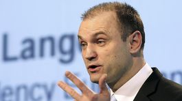 Vo vojne policajtov je zapletený aj exminister