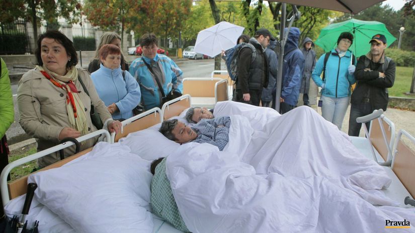 protest, seniori, nemocničné postele