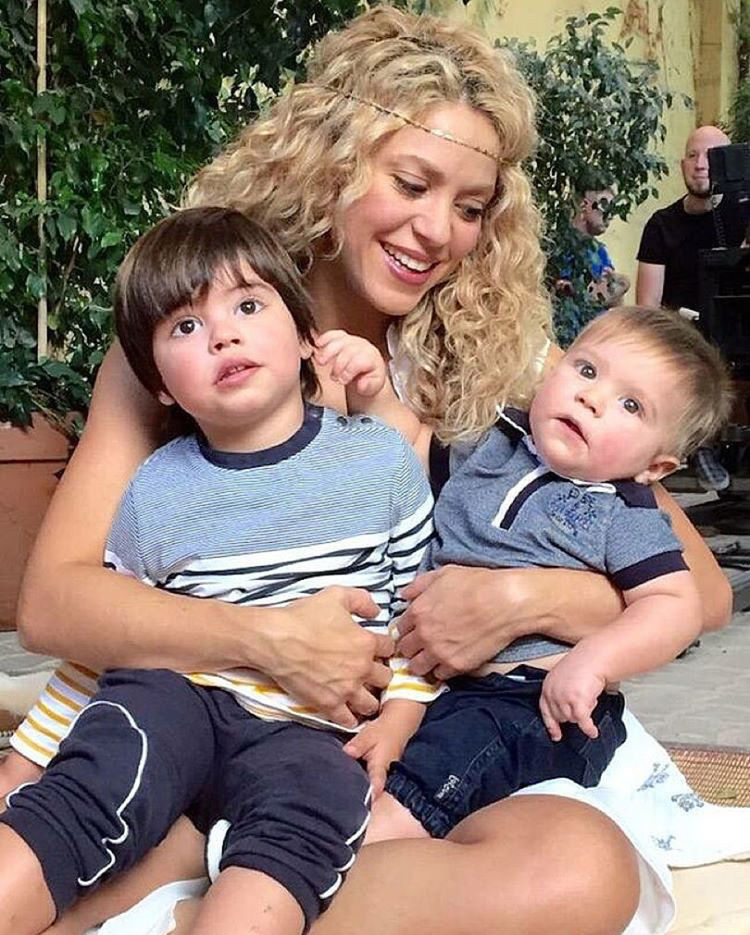 Shakira so synmi Milanom (vľavo) a Sashom.