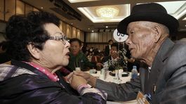 Rodinné stretnutia rozdelených Kórejčanov sprevádzajú emócie