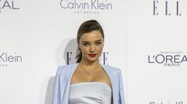 Uf, takýto model ste na červenom koberci ešte nevideli! Miranda je sexi