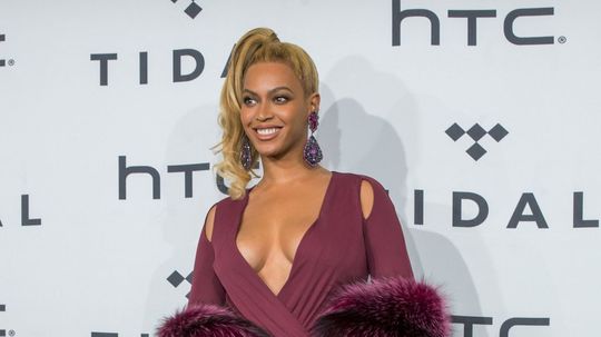 Beyonce prichádza na koncert TIDAL X v šatách...