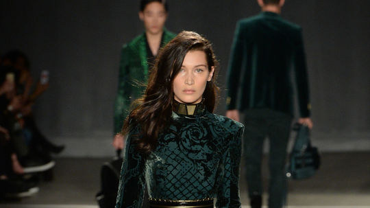 Na prehliadke sa objavila aj topmodelka Bella...