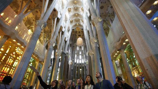 Návštevníci v bazilike Sagrada Família.