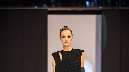 Modelka v kreácii od dizajnéra Borisa Hanečku...