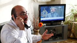 Zaslepené oko pozorovateľa Rahmána strieľa z Londýna slepými