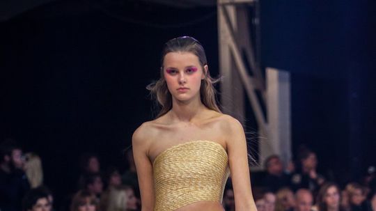 Modelka v kreácii z kolekcie od dizajnéra...