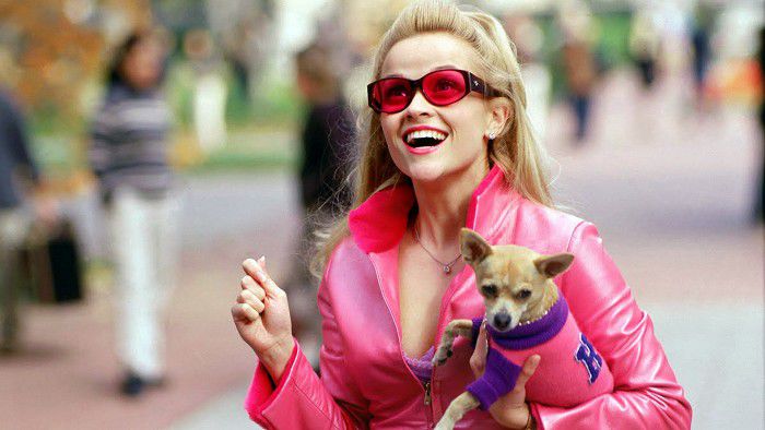 Rok 2001: Reese Witherspoon ako Elle Woodsová v...