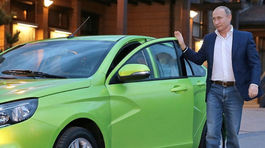 Putin 'osedlal' Ladu Vesta. Z rýchlosti si ťažkú hlavu nerobil