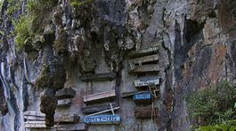 Starodávny filipínsky zvyk pochovávať do rakiev zavesených z útesov vymiera