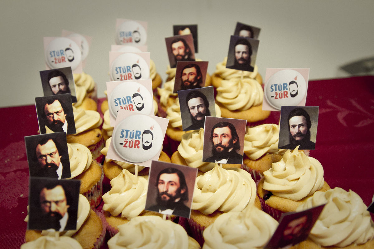 Slovenskí národovci na cupcakes počas akcie...