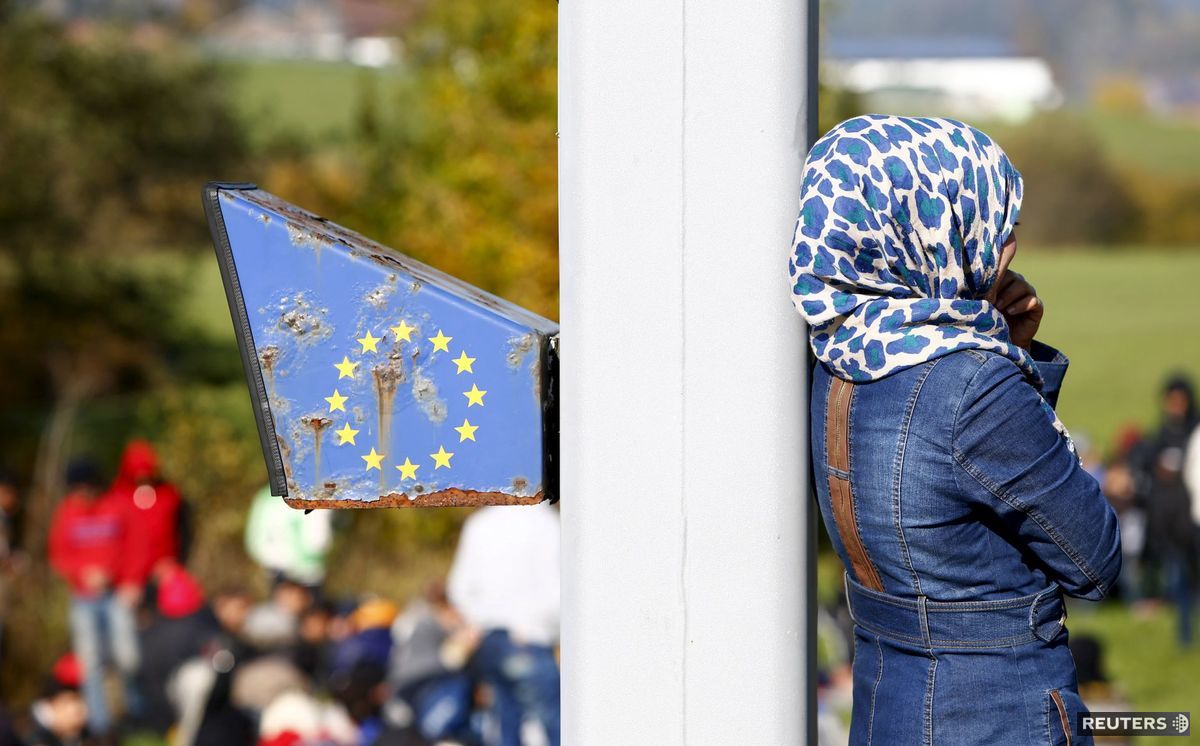 Utečenci prichádzajú k rakúsko-nemeckej hranici...