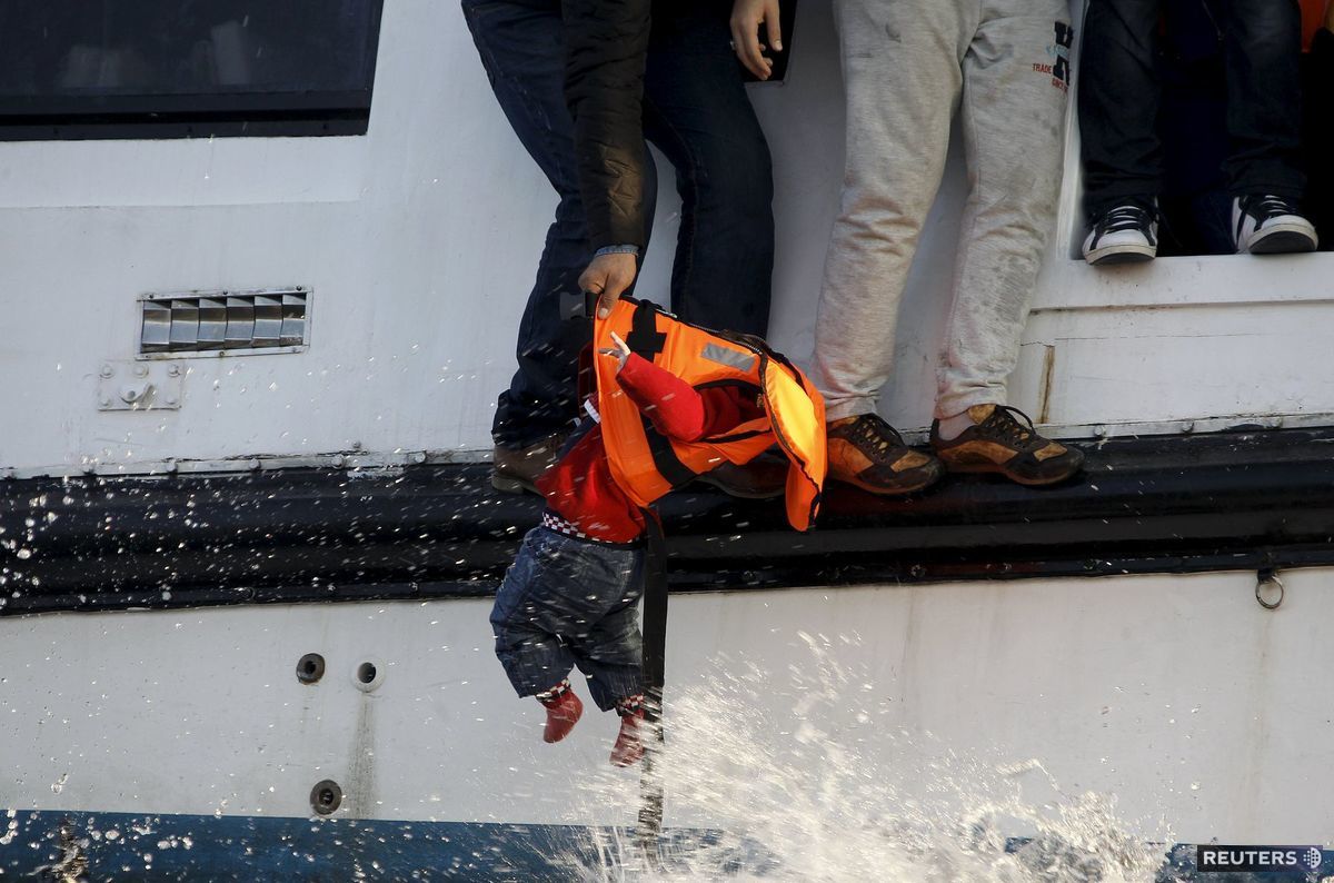 Emigranti, Grécko, utečenci, dieťa, záchranná vesta, záchrana, loď, zachránený