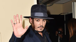 Herec Johnny Depp pózuje fotografom. 