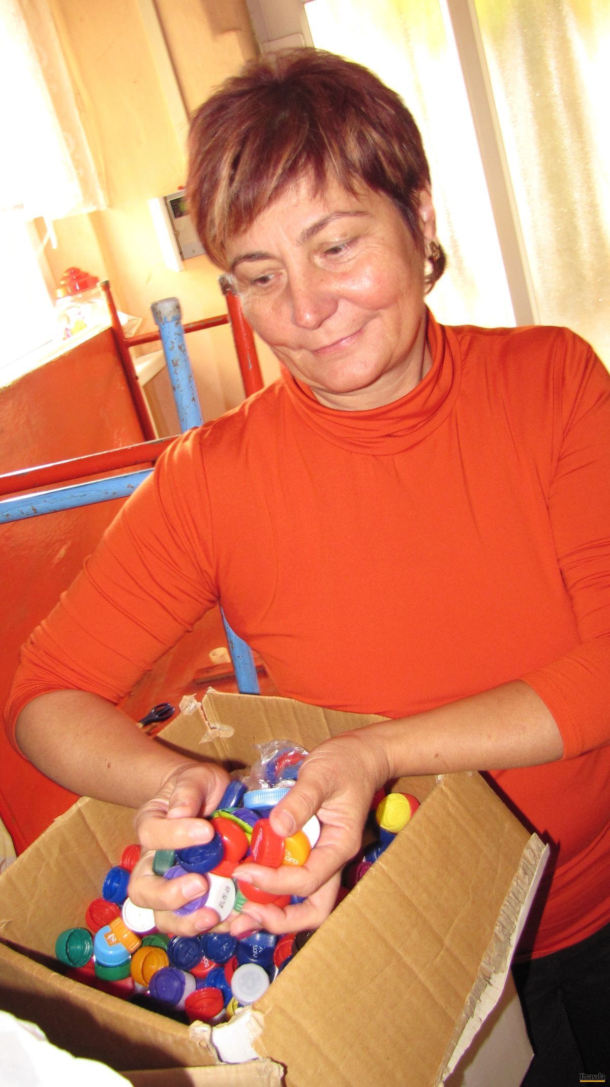 Jana Murgašová s časťou zozbieraných vrchnáčikov.