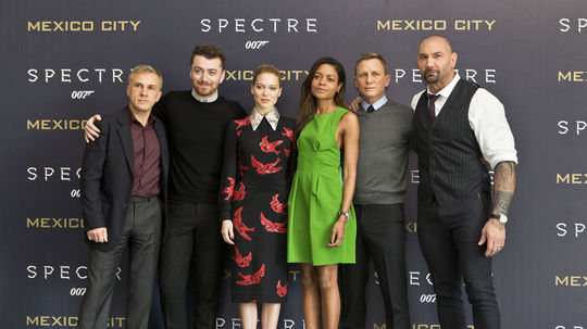 Zľava: Christoph Waltz, Sam Smith, Lea Seydoux,...