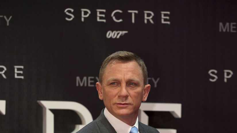 Herec Daniel Craig pózuje fotografom.