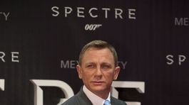 Herec Daniel Craig pózuje fotografom.