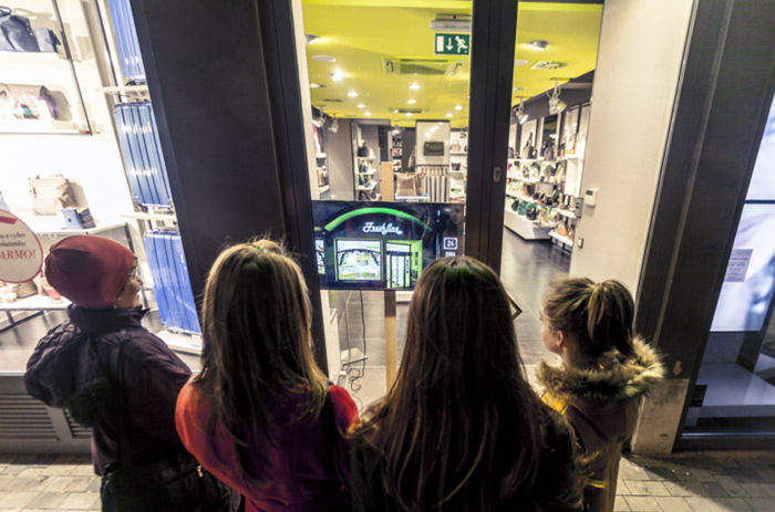 Okoloidúci na Obchodnej ulici vo výkladoch...