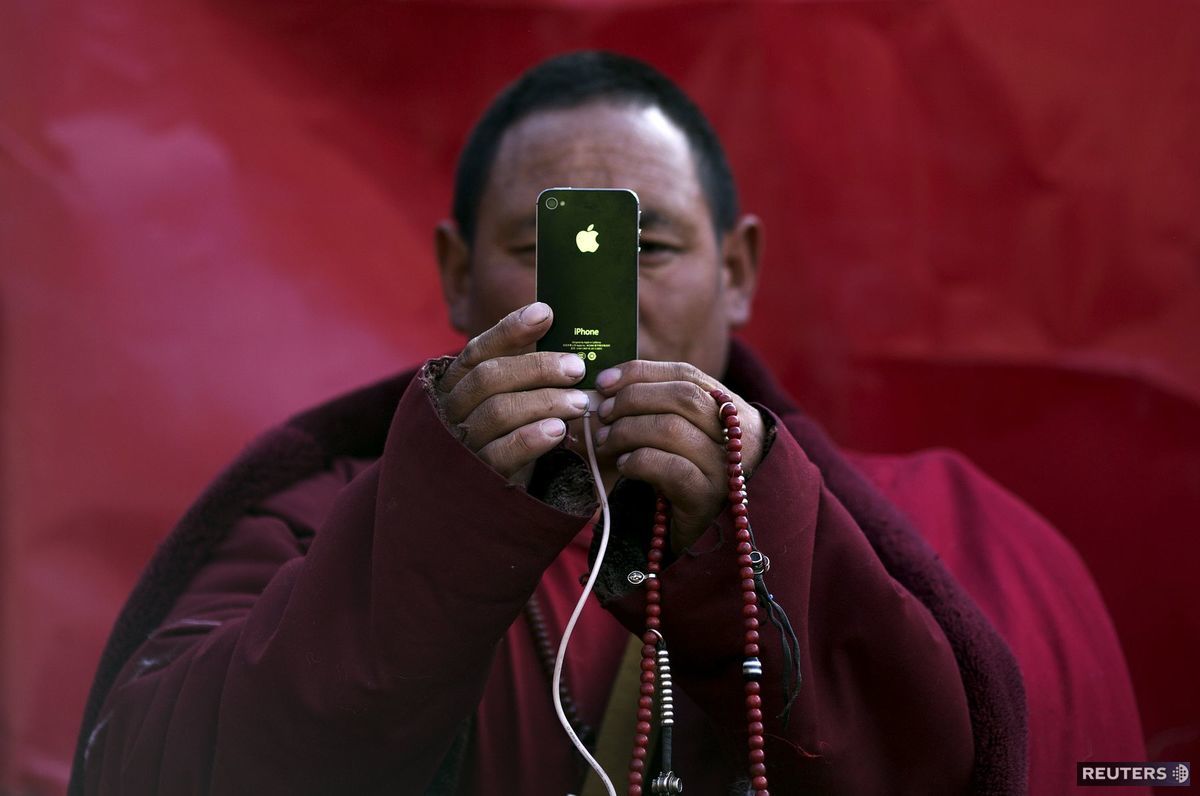 Tibet, tibetský mních, budhistický mních, iPhone, Apple, fotografia,