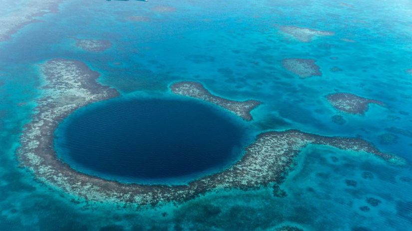 Veľká modrá diera v Belize, more, kráter,