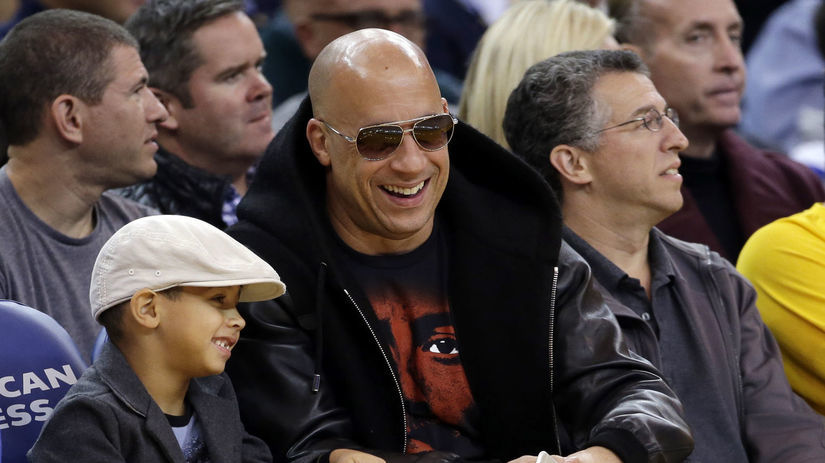 Herec Vin Diesel sleduje basketbalový zápas so...