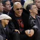 Herec Vin Diesel sleduje basketbalový zápas so...