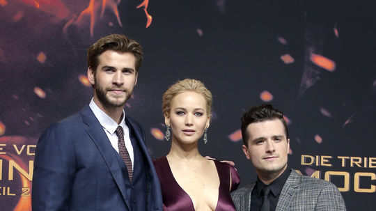 Zľava: Liam Hemsworth, Jennifer Lawrence a Josh...
