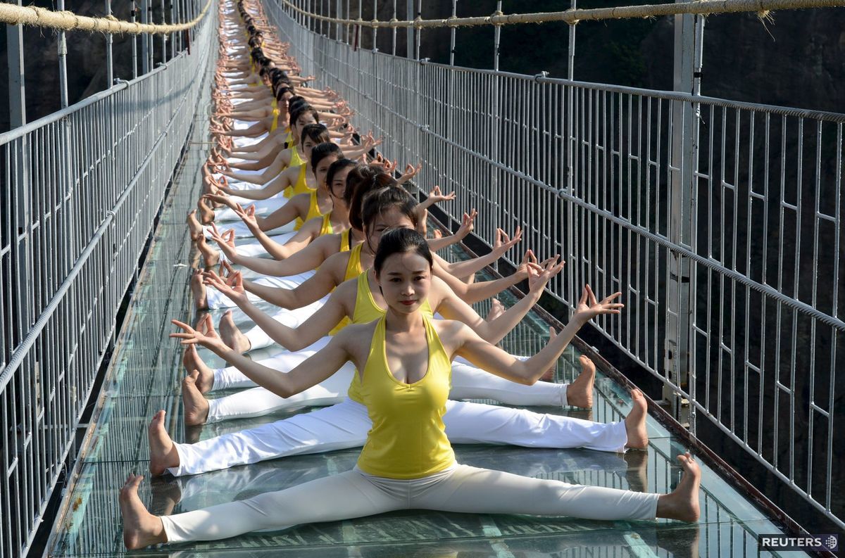 Čína, sklený most, sklenený most, dievčatá, ženy, cvičenie, akrobatky, joga