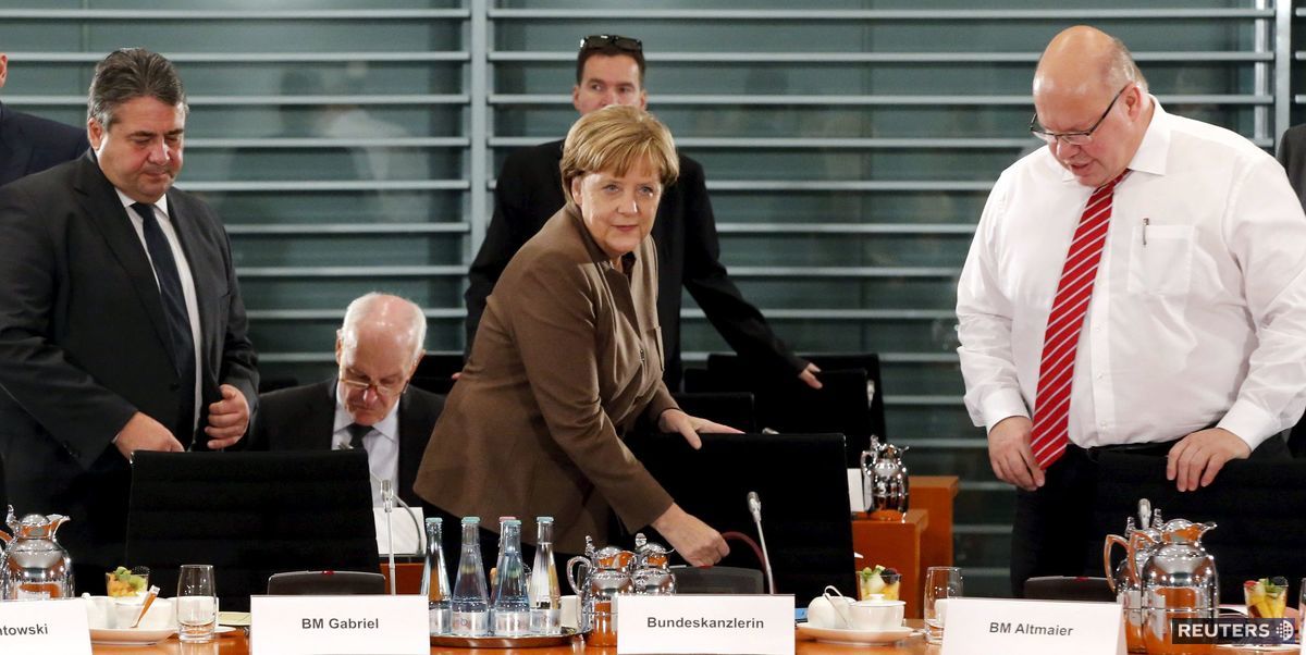 Nemecká kancelárka Angela merkelová (v strede),...